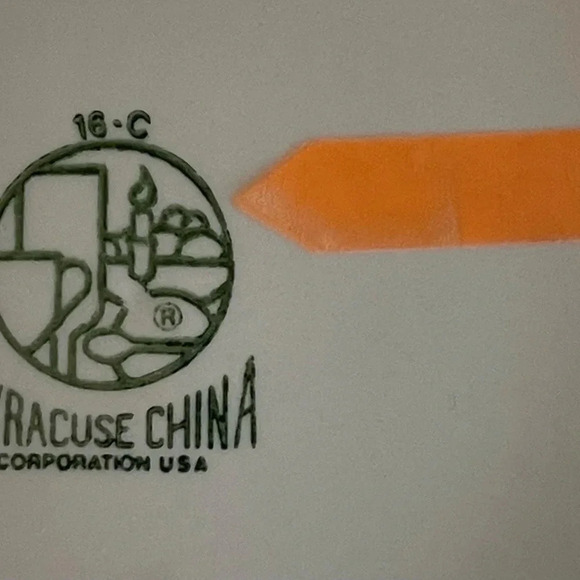 Vintage Yale University Dinner Plates by Syracuse- Qui Transulit Sustinet- 1980s - Picture 6 of 8